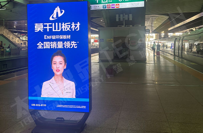 北京南站站臺點亮的LED廣告機(jī)