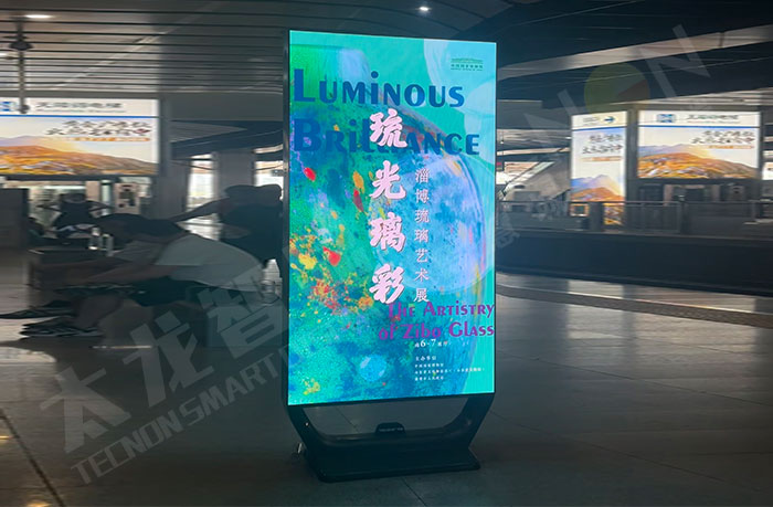 北京南站站臺點亮的LED廣告機(jī)