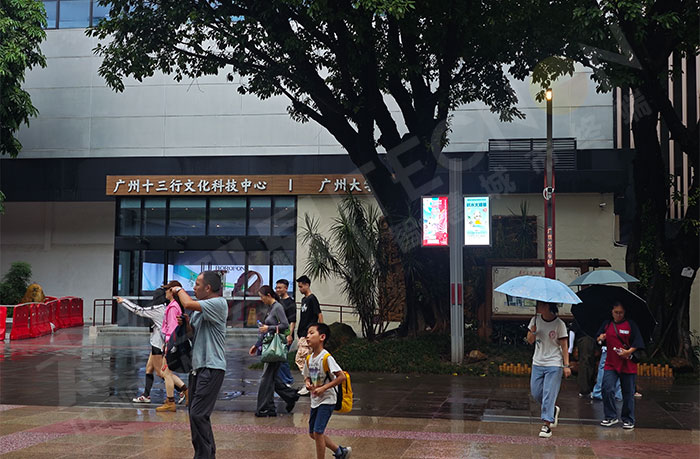 廣州文化公園北門P3.076mm系列智慧燈桿屏.jpg