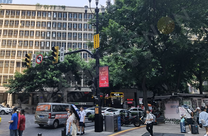 重慶滄白路路口的智慧燈桿.jpg
