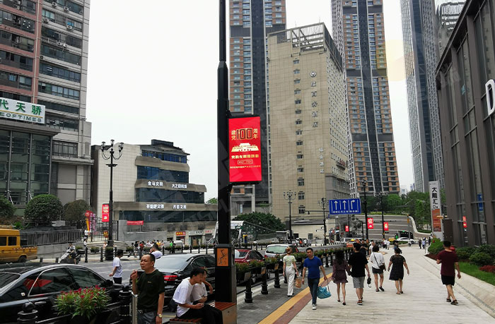 重慶市渝中區(qū)民族路的智慧燈桿.jpg